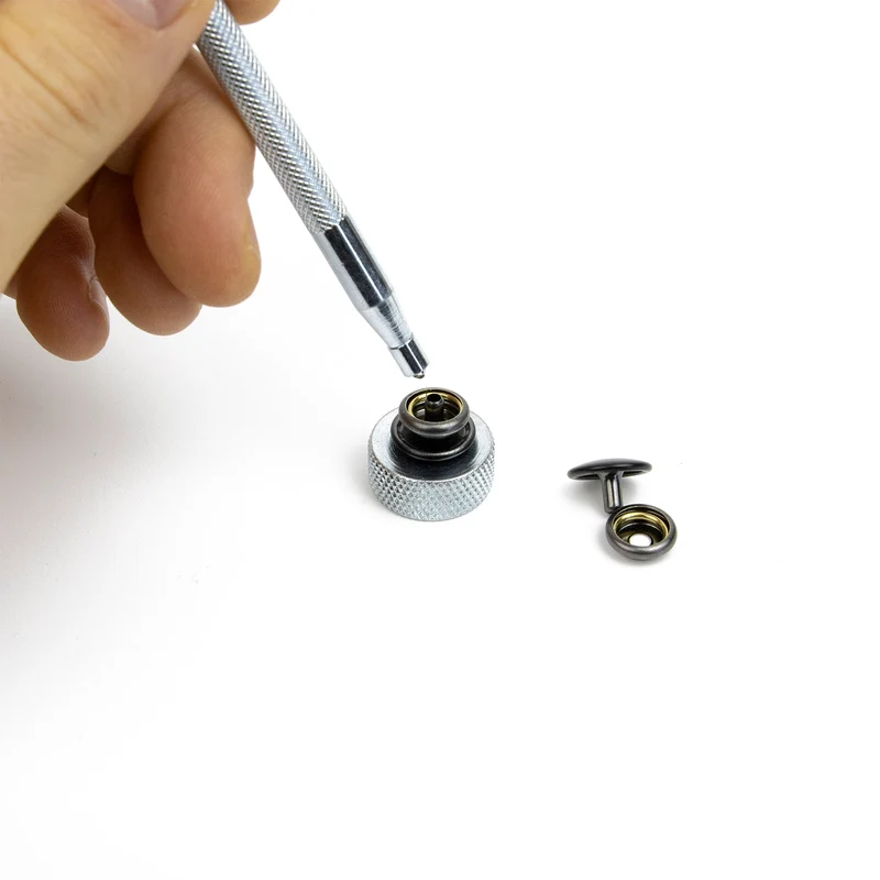 Outil pour pose de boutons-pressions - Liner Parachutiste US M1