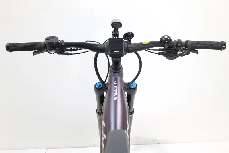 LIV Intrigue X E+ 2 2022 T.M
