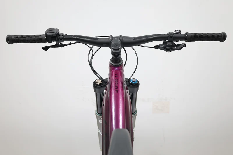 LIV Intrigue X E+1 2022 T.S