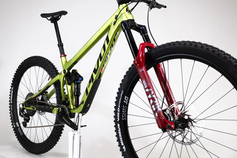 PIVOT Switchblade 2022 M 2004