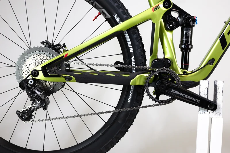 PIVOT Switchblade 2022 M 2004