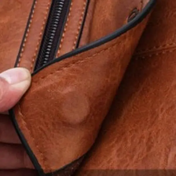 Sacoche en cuir a bandoulière pour homme.