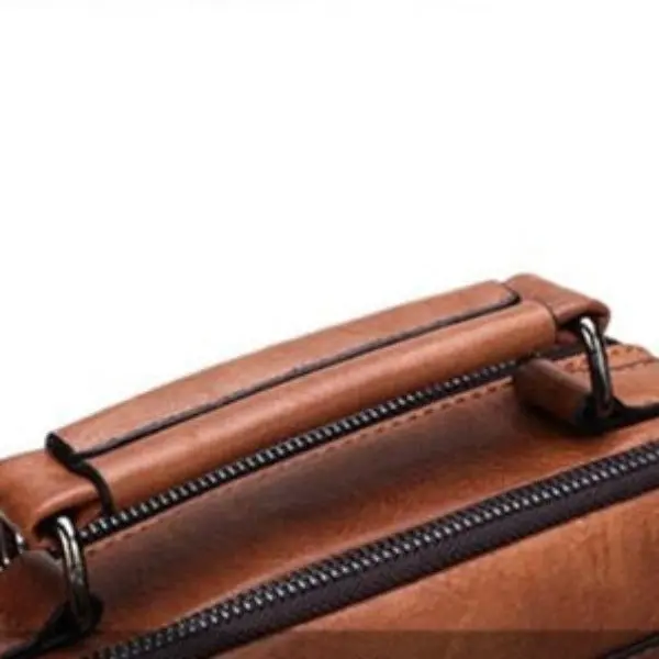Sacoche en cuir a bandoulière pour homme.