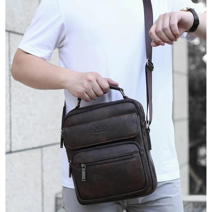 Sacoche en cuir a bandoulière pour homme.