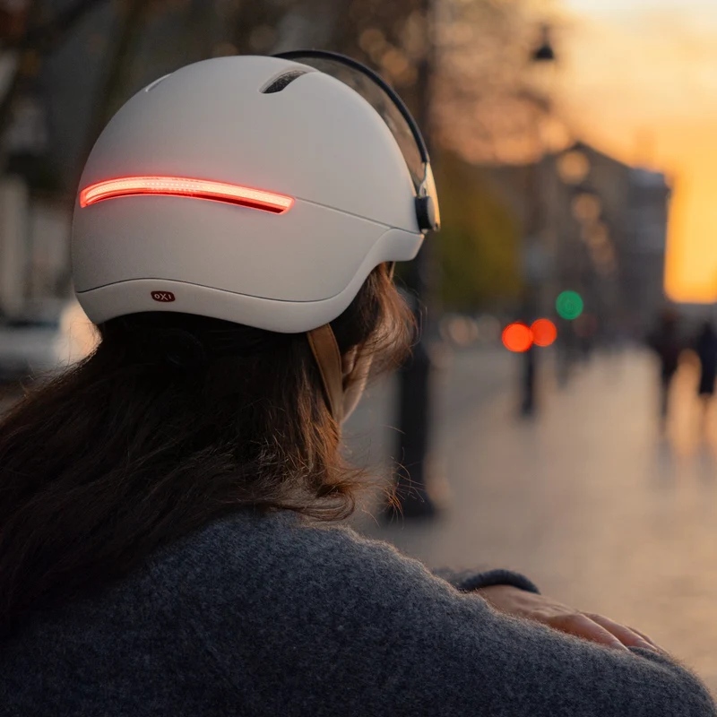 Casque vélo à visière avec Clignotants et Frein Stop Life Overade