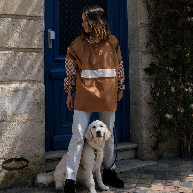 Poncho de pluie court Poule Party adulte Damier Marron
