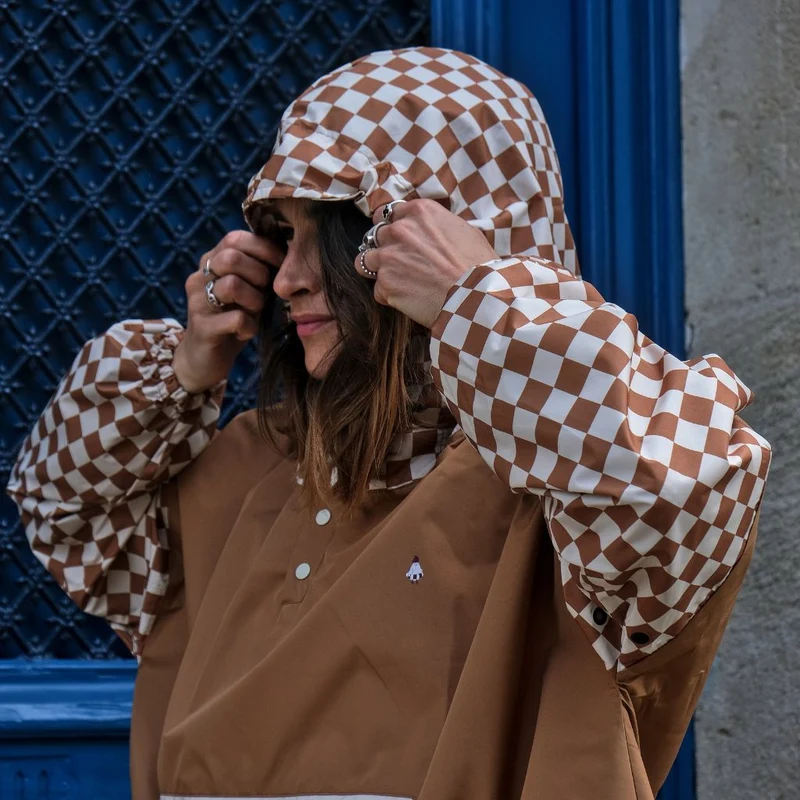 Poncho de pluie court Poule Party adulte Damier Marron
