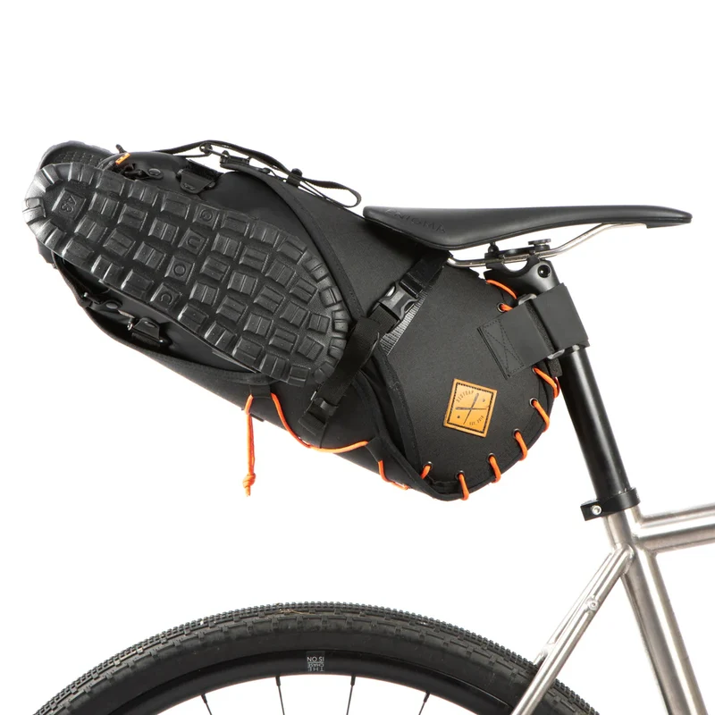 Sandales vélo Quoc x Restrap avec attache intégrée pour sacoche de selle bikepacking
