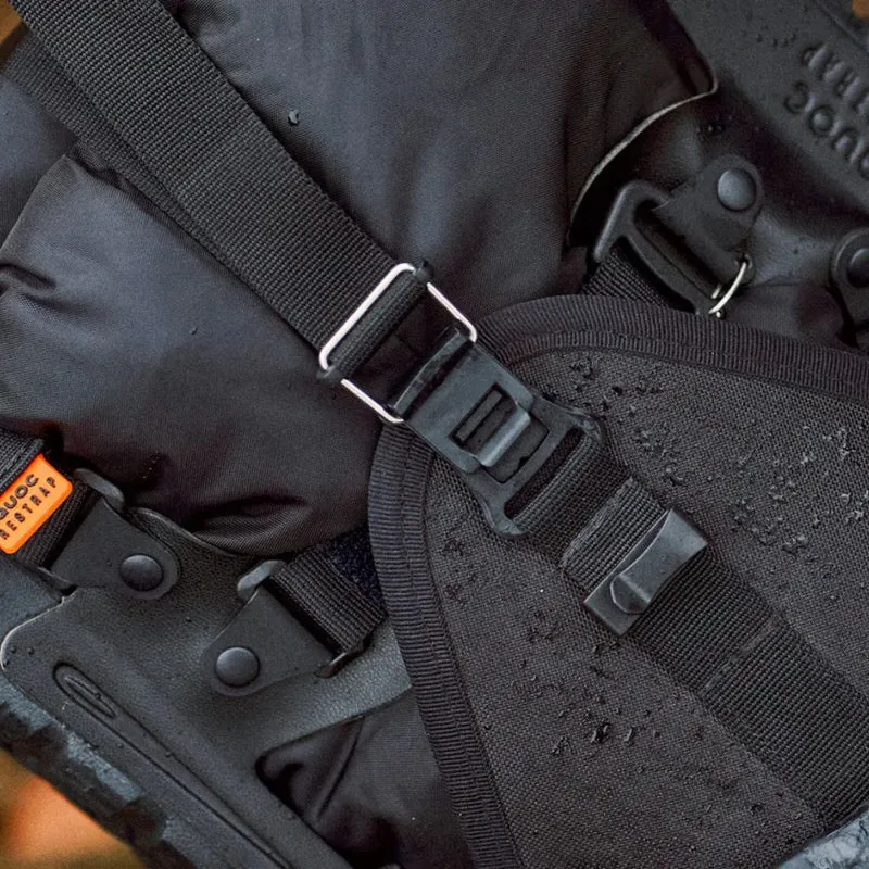 Sandales vélo Quoc x Restrap avec attache intégrée pour sacoche de selle bikepacking