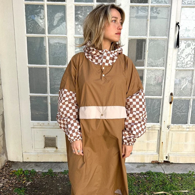Poncho de pluie Poule Party adulte ou enfant damiers