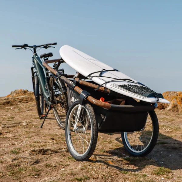 Rack surf et paddle pour remorque vélo Maïna Globe For You