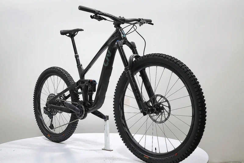 LIV Intrigue LT Advanced Pro 1 2023 T.S