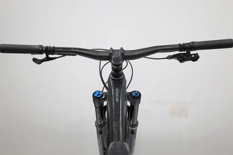 LIV Intrigue LT Advanced Pro 1 2023 T.S