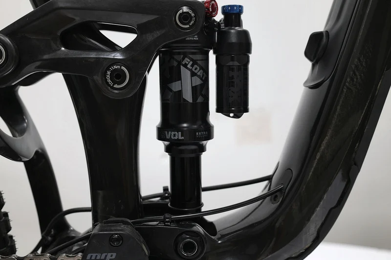 LIV Intrigue LT Advanced Pro 1 2023 T.S