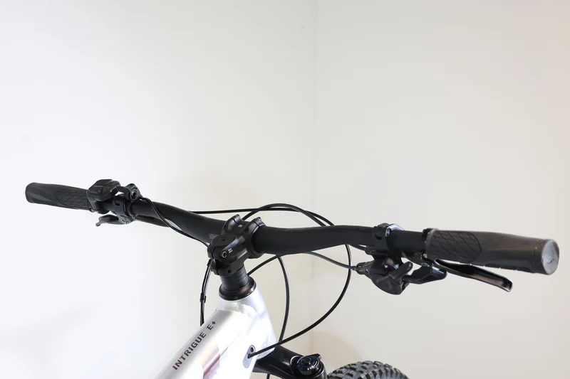 LIV Intrigue X E+ 3 2021 T.S 251296