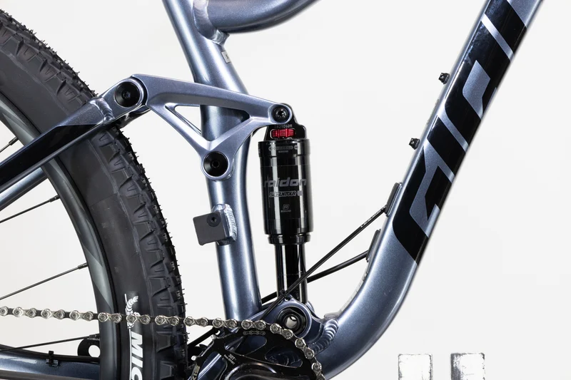 Giant Stance 29 2 Knight Shield S 2022 2368